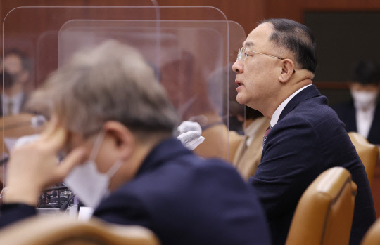 홍남기 경제부총리 겸 기획재정부 장관이 21일 오전 정부서울청사에서 열린 혁신성장 BIG3 관계장관회의에서 발언하고 있다. 연합뉴스